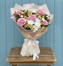 Букет цветов из:  Гвоздики, Орхидеи и Розы в Санчурске