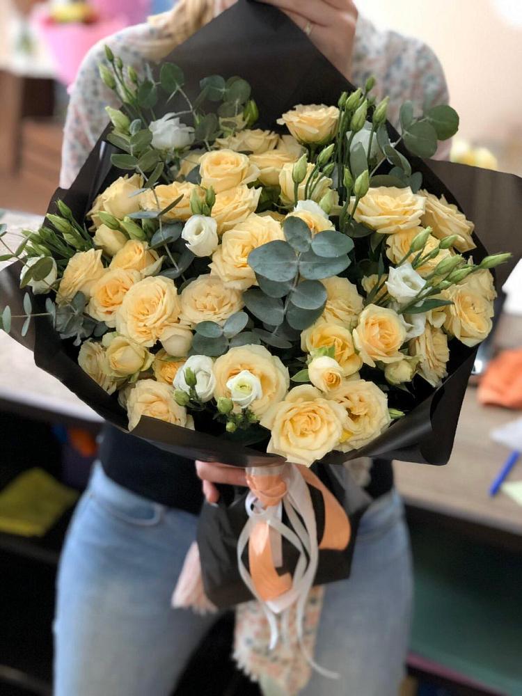 Букет цветов из: Розы и Лизиантусы в Санчурске