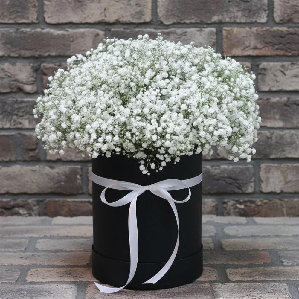 Цветочная композиция из Гипсофила в шляпной коробке в Санчурске