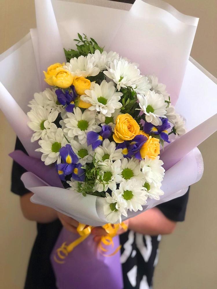 Букет цветов из: Ирисы, Хризантемы и Розы в Санчурске