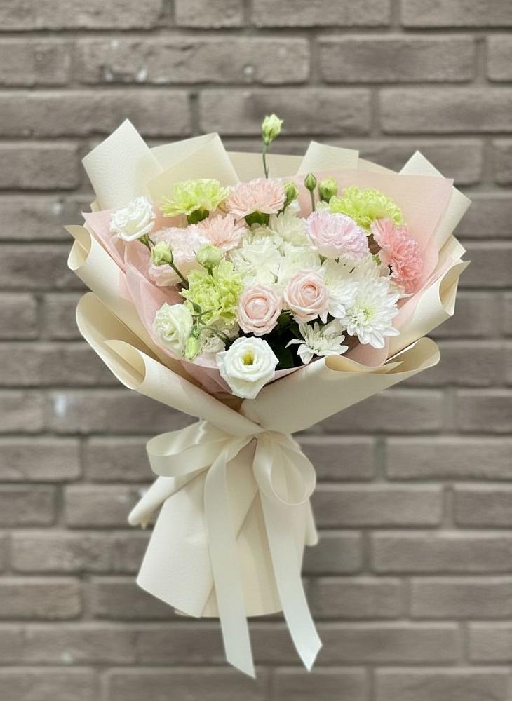 Букет цветов из: Гвоздики, Розы, Лизиантусы и Хризантемы в Санчурске