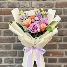 Букет цветов из:  Лизиантусы и Розы в Санчурске