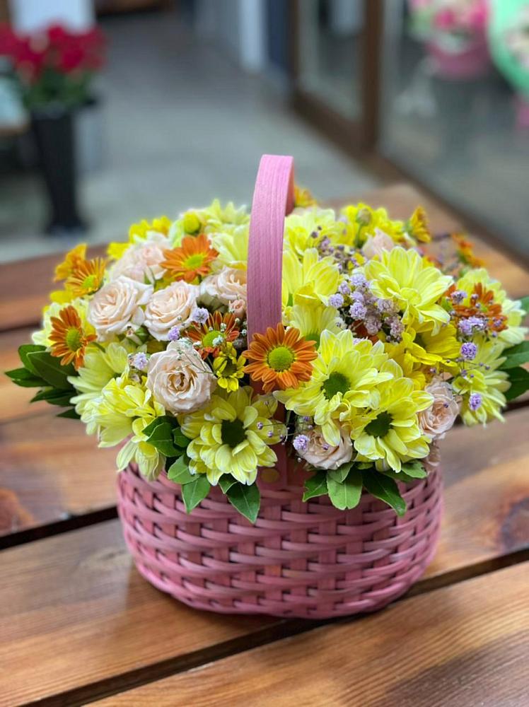 Цветочная композиция из Хризантемы и Розы в корзине в Санчурске