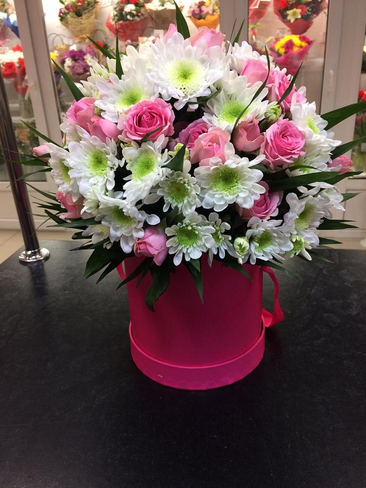 Цветочная композиция из Розы и Хризантемы в шляпной коробке в Санчурске