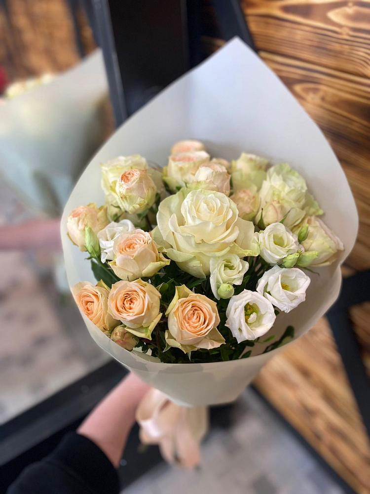 Букет цветов из: Розы и Лизиантусы в Санчурске